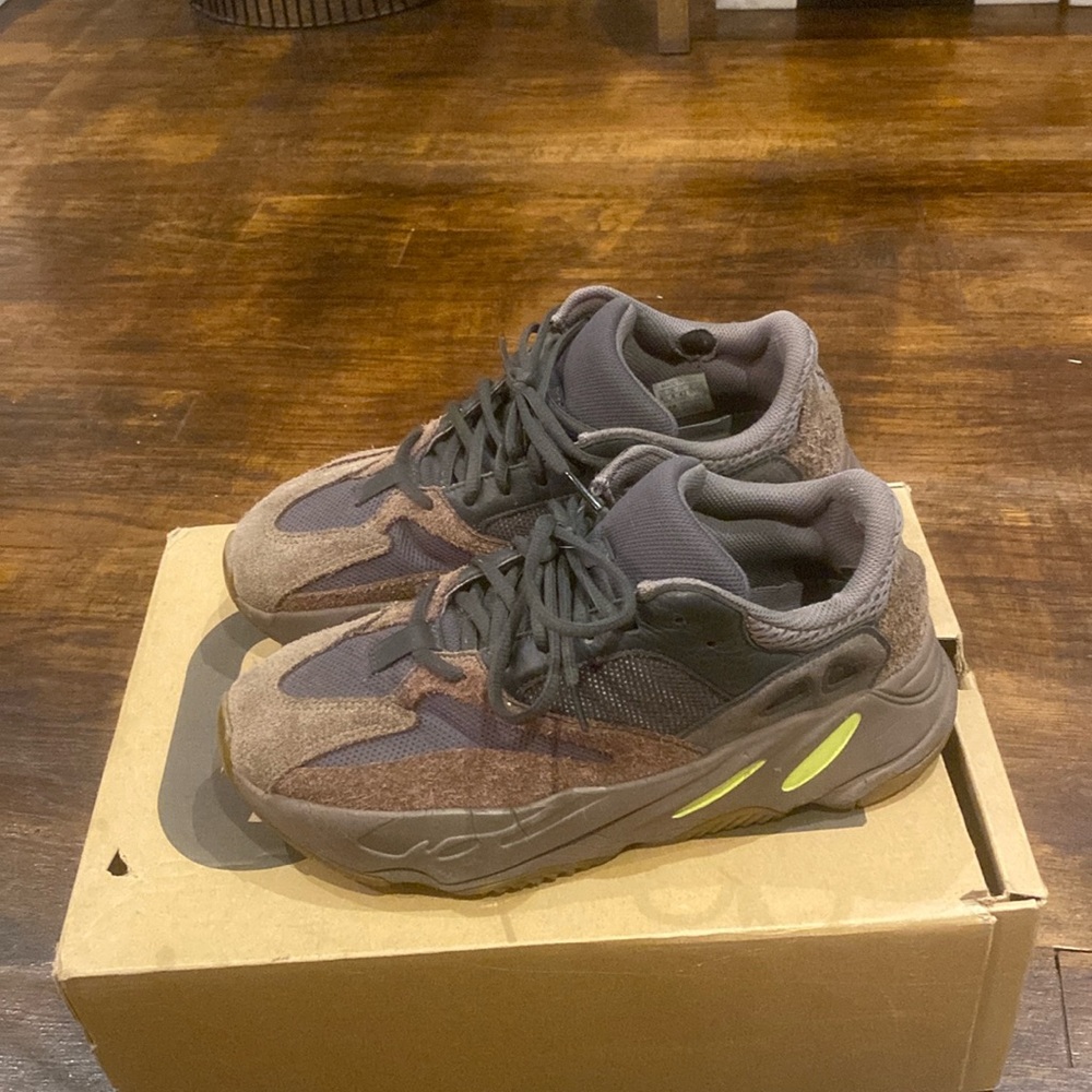 Adidas Yeezy Boost 700 size 8.5 Mauve